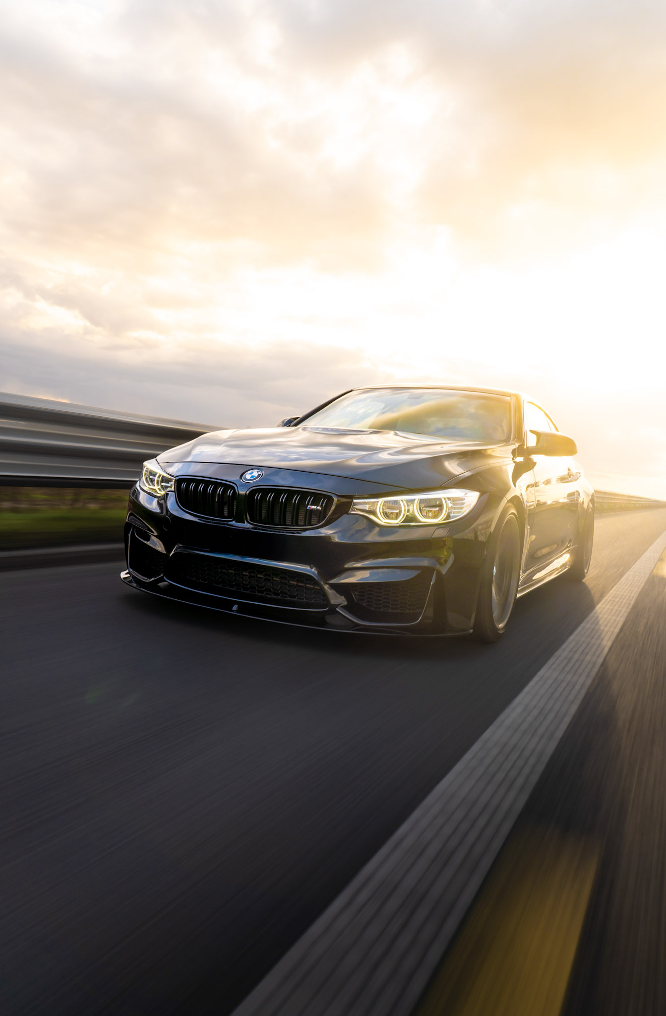 BMW M4 Competition — vožnja autocestom u zalasku
